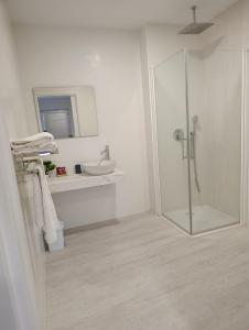 Koupelna v ubytování Apartamentos Turísticos Praia dos Crsitais