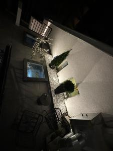 an overhead view of a living room with two plants at Good Vibes Luxury Homes in Kaiserslautern