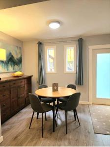 een eetkamer met een tafel en stoelen bij Modern 2BR SPA Retreat in Shawnigan Lake +25 foto's