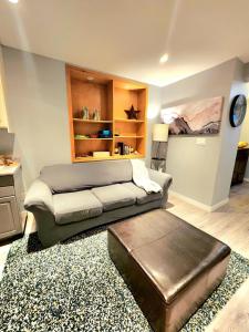 een slaapkamer met een bed en een salontafel bij Modern 2BR SPA Retreat in Shawnigan Lake