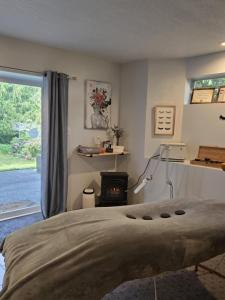 een slaapkamer met een bed en een open haard bij Modern 2BR SPA Retreat in Shawnigan Lake