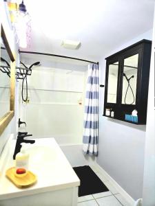 ein Badezimmer mit Waschbecken und Dusche in der Unterkunft Cozy 2BR SPA Retreat in Shawnigan Lake