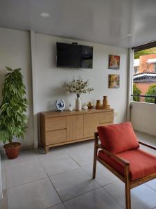 TV a/nebo společenská místnost v ubytování The Diamond Hotel San Benito