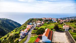 una pequeña ciudad en una colina con una carretera en Casa Gomes, en Calheta