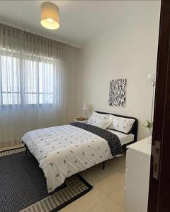 Ένα ή περισσότερα κρεβάτια σε δωμάτιο στο Abo-Khaled Home