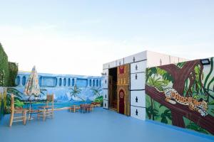 een kamer met een muurschildering aan de muur bij Studio traditionnel amazigh marocain in Benguerir