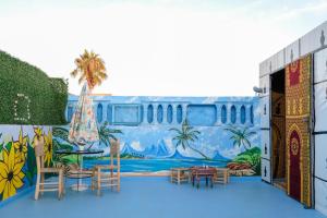 een kamer met een muurschildering aan de muur bij Studio traditionnel amazigh marocain in Benguerir