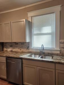 een keuken met een spoelbak en een raam bij Historic Comfort in Memphis +16 foto's