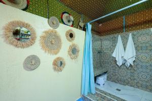 een badkamer met een douche en een blauw douchegordijn bij Studio traditionnel amazigh marocain in Benguerir +7 foto's