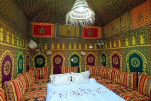 um quarto com uma cama e cadeiras em uma sala em Authentic Berber Studio em Benguerir