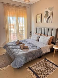 een bed met twee teddyberen erop in een slaapkamer bij Zoe's Luxury Homes 2 in Alexandroupoli