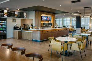 a restaurant with tables and chairs and a bar at Courtyard Lewiston in Lewiston