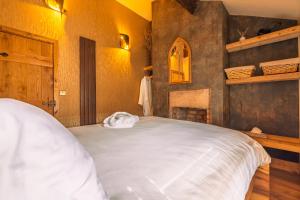 Postel nebo postele na pokoji v ubytování Spa Cottage - Hot Tub, Cold Pod & Sauna + 15 fotografií