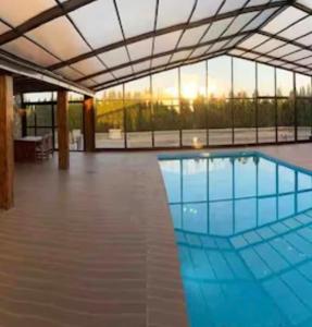 een groot zwembad in een groot gebouw bij Coparelia in Villarrobledo