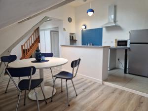 Una cocina y un comedor con mesa y sillas. en Le grand logis de Meung Sur Loire, en Meung-sur-Loire 7 fotos más