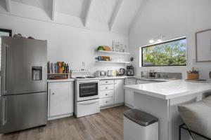 Kuchyň nebo kuchyňský kout v ubytování Relax on Williamson - Whangamata