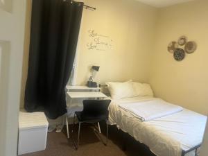 Giường trong phòng chung tại Making Home