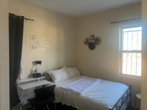 Giường trong phòng chung tại Making Home