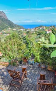 una terraza de madera con vistas al océano en La Maison ZiaZen, en Porto da Cruz