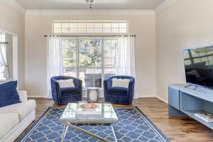 een woonkamer met een bank, stoelen en een tv bij Less Than 1 Mi to Oak Tree National Cozy Getaway! in Edmond