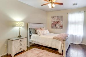 een slaapkamer met een bed en een plafondventilator bij Less Than 1 Mi to Oak Tree National Cozy Getaway! in Edmond