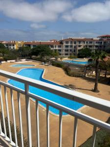 een balkon met uitzicht op 2 zwembaden bij Vila Verde House in Santa Maria