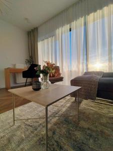 ein Wohnzimmer mit einem Couchtisch und einer Couch in der Unterkunft Olszynki Park City View in Rzeszów