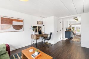 Posezení v ubytování Sunset Haven Dog-friendly Home Near Trails and Lake