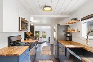 Kuchyň nebo kuchyňský kout v ubytování Sunset Haven Dog-friendly Home Near Trails and Lake