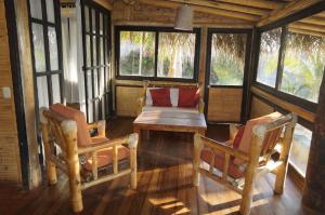a room with a table and chairs in a cabin at Casitas en Vichayito, a Pasos de la Playa in Los Órganos