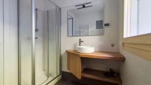 ein Badezimmer mit Waschbecken, Spiegel und Dusche in der Unterkunft Appartamento 21 - Smart Apartment nel centro di Segusino, vicino le colline del Prosecco in Sequsino