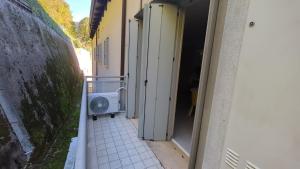 ein Gehweg, der in ein Gebäude mit einem darin befindlichen Wagen führt in der Unterkunft Appartamento 21 - Smart Apartment nel centro di Segusino, vicino le colline del Prosecco in Sequsino