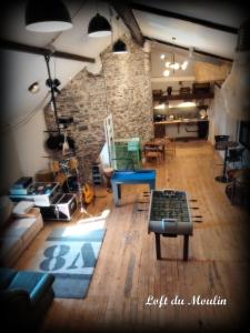 sala de estar con muebles y pared de ladrillo en Le Moulin Neuf, en Anetz