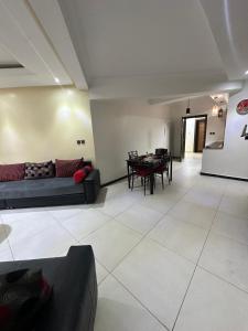 una sala de estar con un sofá y una mesa en Beachfront bliss, en Tánger