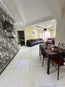 una sala de estar con una mesa y un sofá en Beachfront bliss, en Tánger