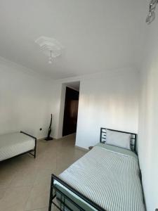 Ένα ή περισσότερα κρεβάτια σε δωμάτιο στο Atlantique Assilah Locations de Vacances +27 φωτογραφίες