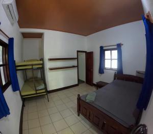 a small bedroom with a bed and a window at Rancho de Pedro in El Viejo