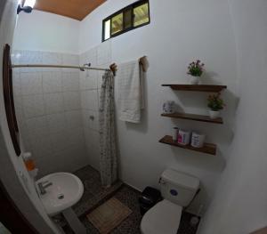 a bathroom with a toilet and a shower and a sink at Rancho de Pedro in El Viejo +55 photos