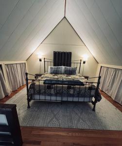 Posezení v ubytování Cozy Chalet in Arrowhead Lake, PA - Hot tub and Fire Pit