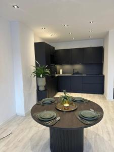 ein Esszimmer mit Tisch und eine Küche in der Unterkunft Good Vibes Luxury Homes in Kaiserslautern