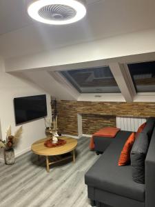 TV a/nebo společenská místnost v ubytování Le Refuge du Cerf