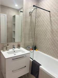 Koupelna v ubytování The Hills Premier Studio