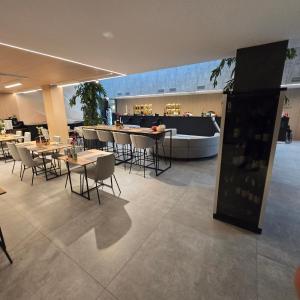 een restaurant met tafels en stoelen en een bar bij BalticJetSilverSea in Ustronie Morskie