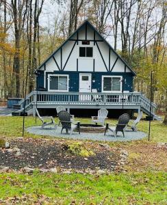 Zahrada ubytování Cozy Chalet in Arrowhead Lake, PA - Hot tub and Fire Pit