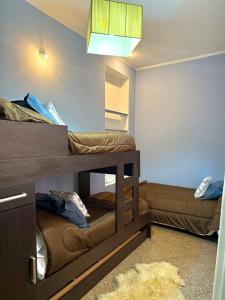 een kamer met 2 stapelbedden en een bank bij Residencia La Serena in Bernal