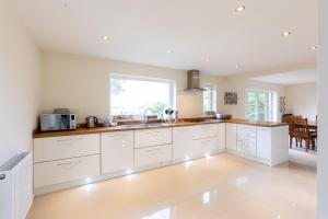 Kuchyň nebo kuchyňský kout v ubytování Grand 5BR Home in Market Harborough with Parking + 21 fotografií