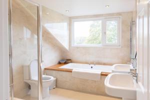 Koupelna v ubytování Grand 5BR Home in Market Harborough with Parking