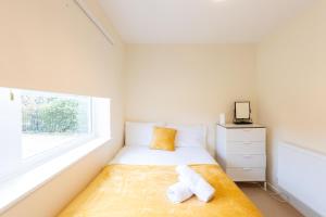 Postel nebo postele na pokoji v ubytování Grand 5BR Home in Market Harborough with Parking