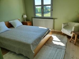 une chambre avec un grand lit et une fenêtre dans l'établissement villa Droizy, à Droizy