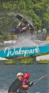 Un hombre y un niño en una tabla en el agua en gîte en campagne Lamégritnière, en Mégrit 83 fotos más